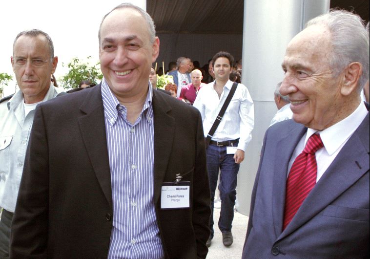  Chemi Peres (L) standing next to his father, former President Shimon Peres in 2008 (photo credit: JACK GUEZ / AFP)