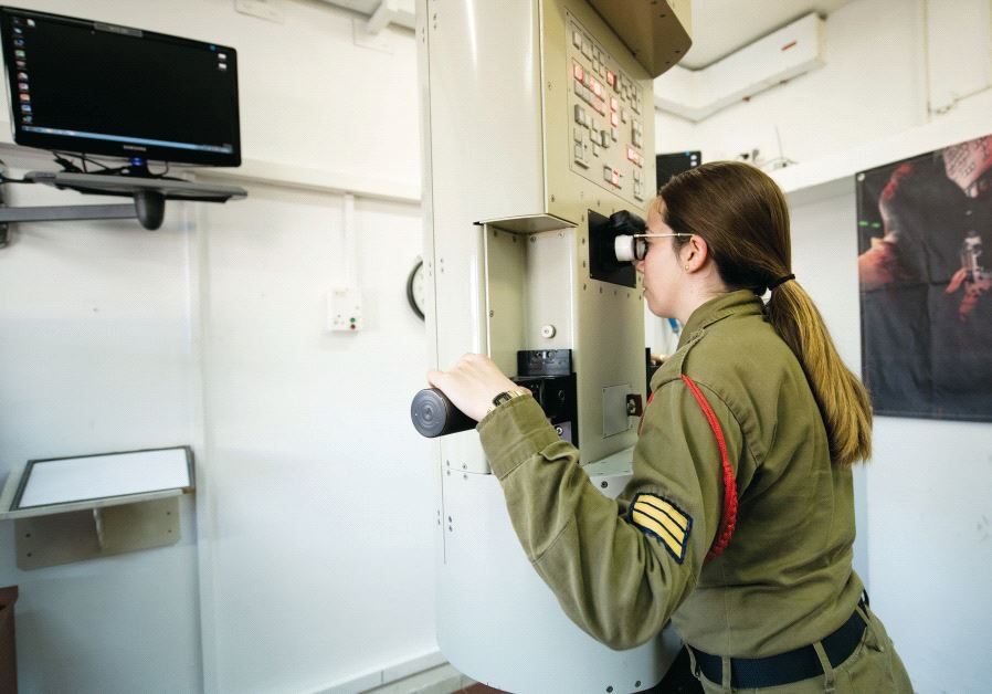 Sgt. Maya peers into a periscope simulator. Credit: IDF Spokesperson's Unit