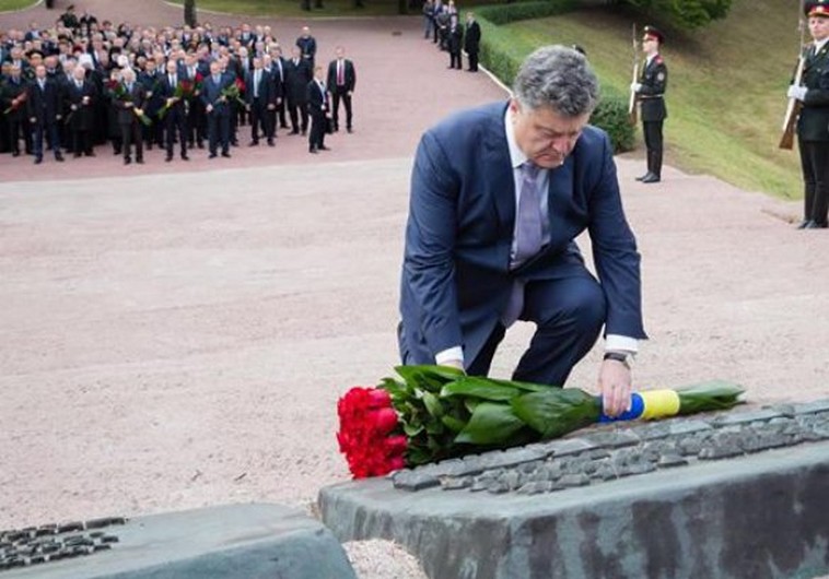 Ukrainian president Petro Poroshenko pays visit to Babi Yar, Kiev. Credit: Ukranian Embassy Tel Aviv