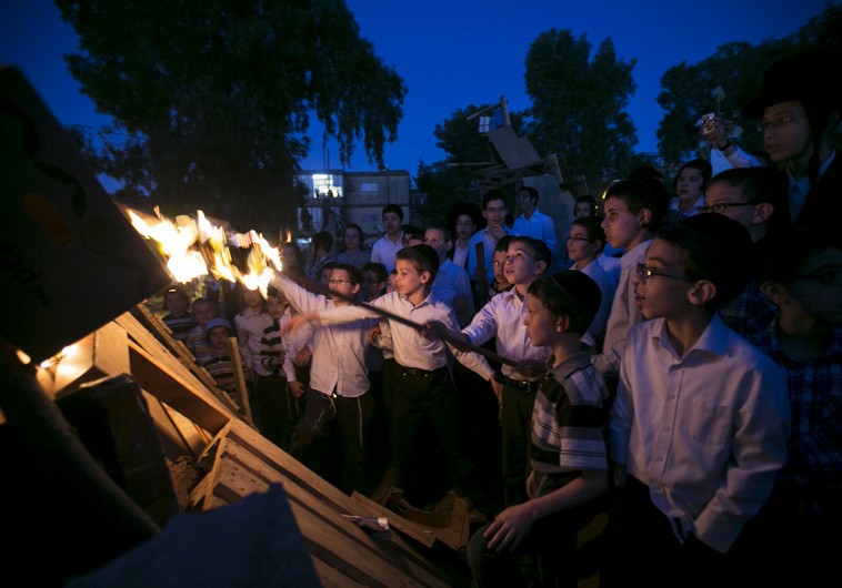 Ultra-Orthodox boys light a bonfire in Bnei Brak (Photo by: Reuters)