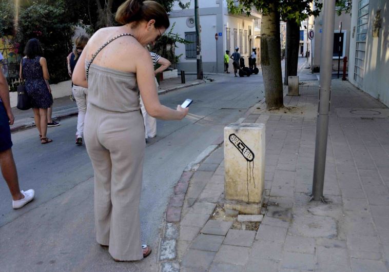 The tour 'Alterative Graffiti' travels with information on the street 