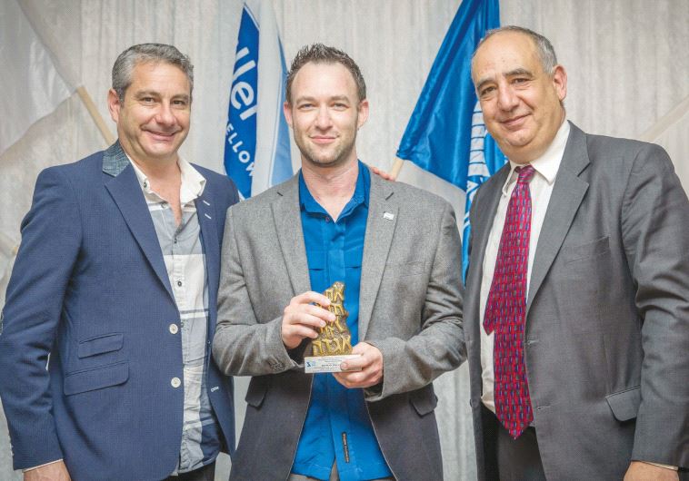 Rowan Polovin (center), SAZF chairman in the Western Cape, is awarded a prize for his contribution to the Jewish community from Ben Swarz (left), the SAZF’s national chairman, and Israeli Ambassador Arthur Lenk (Marc Berman Photography)