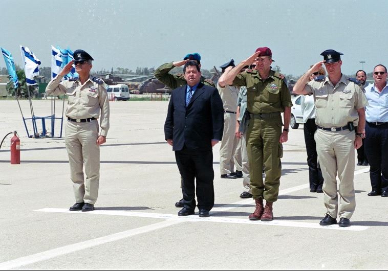 Former defense minister Binyamin Ben-Eliezer visits the Tel Nof airforce (Credit: ARIEL HERMONI / DEFENSE MINISTRY)