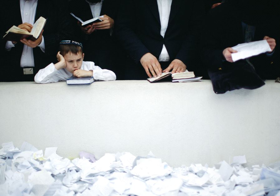 Chabad followers visit the gravesite of the late Lubavitcher Rebbe, Rabbi Menachem Mendel Schneerson, in the Queens borough of New York. (Credit: Reuters)