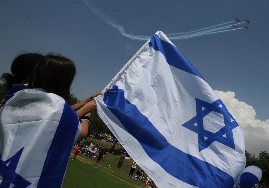Israelis excitedly look on as the IAF performs its annual flyover. 