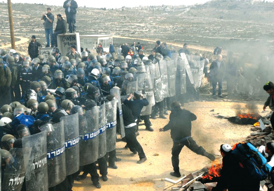 Forces preparing to evacuate the settlement of Amona in 2006. Credit: Avi Ohayon/GPO